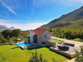 Luxurious Villa With Heated Pool And Mountain View